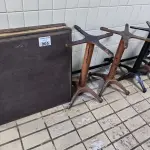 LOTE 005 - 04 MESAS DE MADEIRA E PÉ DE FERRO. (NO ESTADO, NÃO SABEMOS SE FUNCIONA. LEILÃO NÃO TEM GARANTIA E NEM DEVOLUÇÃO).