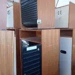 LOTE 465 - 01 ARMÁRIO EM MADEIRA COM 02 PORTAS, 03 PRATELEIRAS E 01 MESINHA DE MADEIRA COM PORTA DE CORRER. (NO ESTADO, LEILÃO NÃO TEM GARANTIA E NEM DEVOLUÇÃO, SUJEITO A POSSÍVEIS AVARIAS VISÍVEIS/OCULTAS E/OU AUSÊNCIA DE COMPONENTES).