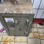 LOTE 022 - COFRE PEQUENO S/ CHAVE E S/ SEGREDO. (NO ESTADO, NÃO SABEMOS SE FUNCIONA. LEILÃO NÃO TEM GARANTIA E NEM DEVOLUÇÃO).