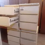 LOTE 428 - 04 GAVETEIROS COM 03 GAVETAS. (NO ESTADO, LEILÃO NÃO TEM GARANTIA E NEM DEVOLUÇÃO, SUJEITO A POSSÍVEIS AVARIAS VISÍVEIS/OCULTAS E/OU AUSÊNCIA DE COMPONENTES).