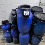 LOTE 014 - LEITEIRAS PLÁSTICAS DIVERSOS TAMANHOS E MODELOS. (NO ESTADO, NÃO SABEMOS SE FUNCIONA. LEILÃO NÃO TEM GARANTIA E NEM DEVOLUÇÃO).