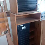 LOTE 465 - 01 ARMÁRIO EM MADEIRA COM 02 PORTAS, 03 PRATELEIRAS E 01 MESINHA DE MADEIRA COM PORTA DE CORRER. (NO ESTADO, LEILÃO NÃO TEM GARANTIA E NEM DEVOLUÇÃO, SUJEITO A POSSÍVEIS AVARIAS VISÍVEIS/OCULTAS E/OU AUSÊNCIA DE COMPONENTES).
