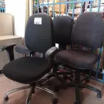 LOTE 247 - 04 CADEIRAS DE ESCRITÓRIO COM BASE GIRATÓRIA. (NO ESTADO, LEILÃO NÃO TEM GARANTIA E NEM DEVOLUÇÃO, SUJEITO A POSSÍVEIS AVARIAS VISÍVEIS/OCULTAS E/OU AUSÊNCIA DE COMPONENTES).