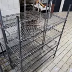 LOTE 017 - 02 PRATELEIRAS DE FERRO TRELIÇADA. (NO ESTADO, NÃO SABEMOS SE FUNCIONA. LEILÃO NÃO TEM GARANTIA E NEM DEVOLUÇÃO).