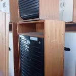 LOTE 465 - 01 ARMÁRIO EM MADEIRA COM 02 PORTAS, 03 PRATELEIRAS E 01 MESINHA DE MADEIRA COM PORTA DE CORRER. (NO ESTADO, LEILÃO NÃO TEM GARANTIA E NEM DEVOLUÇÃO, SUJEITO A POSSÍVEIS AVARIAS VISÍVEIS/OCULTAS E/OU AUSÊNCIA DE COMPONENTES).