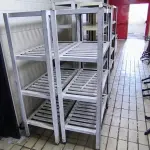 LOTE 010 - 02 ESTANTES DE QUATRO PRATELEIRAS FERRO VAZADO (NO ESTADO, NÃO SABEMOS SE FUNCIONA. LEILÃO NÃO TEM GARANTIA E NEM DEVOLUÇÃO).