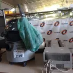 LOTE 239 - 02 ASPIRADORES DE PÓ E 01 DISPENSE PARA FILME PLÁSTICO. (NO ESTADO, LEILÃO NÃO TEM GARANTIA E NEM DEVOLUÇÃO, SUJEITO A POSSÍVEIS AVARIAS VISÍVEIS/OCULTAS E/OU AUSÊNCIA DE COMPONENTES).