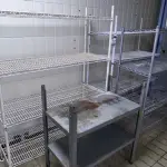 LOTE 020 - 04 PRATELEIRAS DE FERRO. (NO ESTADO, NÃO SABEMOS SE FUNCIONA. LEILÃO NÃO TEM GARANTIA E NEM DEVOLUÇÃO).