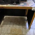LOTE 031 - BALCÃO DE MADEIRA C/ RODAS E TAMPO CERÂMICA. (NO ESTADO, NÃO SABEMOS SE FUNCIONA. LEILÃO NÃO TEM GARANTIA E NEM DEVOLUÇÃO).