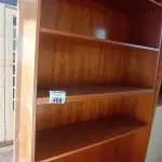 LOTE 468 - 01 ESTANTE EM MADEIRA COM 03 PRATELEIRAS E 01 MESINHA PARA COMPUTADOR. (NO ESTADO, LEILÃO NÃO TEM GARANTIA E NEM DEVOLUÇÃO, SUJEITO A POSSÍVEIS AVARIAS VISÍVEIS/OCULTAS E/OU AUSÊNCIA DE COMPONENTES).