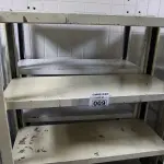 LOTE 009 - 02 ESTANTES DE CINCO PRATELEIRAS DE FERRO. (NO ESTADO, NÃO SABEMOS SE FUNCIONA. LEILÃO NÃO TEM GARANTIA E NEM DEVOLUÇÃO).