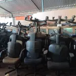 LOTE 384 - 01 LOTE COM GRANDE QUANTIDADE DE CADEIRAS DE ESCRITÓRIO MARCAS E MODELOS DIVERSOS. (NO ESTADO, LEILÃO NÃO TEM GARANTIA E NEM DEVOLUÇÃO, SUJEITO A POSSÍVEIS AVARIAS VISÍVEIS/OCULTAS E/OU AUSÊNCIA DE COMPONENTES).