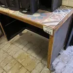 LOTE 031 - BALCÃO DE MADEIRA C/ RODAS E TAMPO CERÂMICA. (NO ESTADO, NÃO SABEMOS SE FUNCIONA. LEILÃO NÃO TEM GARANTIA E NEM DEVOLUÇÃO).