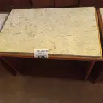 LOTE 426 - 01 MESINHA EM MADEIRA COM TAMPO DE PEDRA. (NO ESTADO, LEILÃO NÃO TEM GARANTIA E NEM DEVOLUÇÃO, SUJEITO A POSSÍVEIS AVARIAS VISÍVEIS/OCULTAS E/OU AUSÊNCIA DE COMPONENTES).