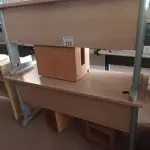 LOTE 375 - 02 MESAS E 03 PORTAS CPU EM MADEIRA. (NO ESTADO, LEILÃO NÃO TEM GARANTIA E NEM DEVOLUÇÃO, SUJEITO A POSSÍVEIS AVARIAS VISÍVEIS/OCULTAS E/OU AUSÊNCIA DE COMPONENTES).