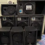 LOTE 030 - CAIXAS DE SOM DIVERSAS. (NO ESTADO, NÃO SABEMOS SE FUNCIONA. LEILÃO NÃO TEM GARANTIA E NEM DEVOLUÇÃO).