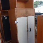 LOTE 464 - 01 ARMÁRIO EM MADEIRA COM 02 PORTAS, 03 PRATELEIRAS E 01 MESINHA PARA COMPUTADOR. (NO ESTADO, LEILÃO NÃO TEM GARANTIA E NEM DEVOLUÇÃO, SUJEITO A POSSÍVEIS AVARIAS VISÍVEIS/OCULTAS E/OU AUSÊNCIA DE COMPONENTES).