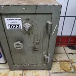 LOTE 022 - COFRE PEQUENO S/ CHAVE E S/ SEGREDO. (NO ESTADO, NÃO SABEMOS SE FUNCIONA. LEILÃO NÃO TEM GARANTIA E NEM DEVOLUÇÃO).