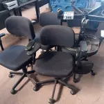 LOTE 346 - 05 CADEIRAS DE ESCRITÓRIO COM BASE GIRATÓRIA. (NO ESTADO, LEILÃO NÃO TEM GARANTIA E NEM DEVOLUÇÃO, SUJEITO A POSSÍVEIS AVARIAS VISÍVEIS/OCULTAS E/OU AUSÊNCIA DE COMPONENTES).
