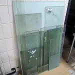 LOTE 004 - VIDROS DIVERSOS. (NO ESTADO, NÃO SABEMOS SE FUNCIONA. LEILÃO NÃO TEM GARANTIA E NEM DEVOLUÇÃO).