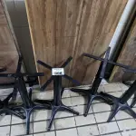 LOTE 008 - 07 PÉS DE MESA DE FERRO E 5 TAMPOS DE MADEIRA 140X70. (NO ESTADO, NÃO SABEMOS SE FUNCIONA. LEILÃO NÃO TEM GARANTIA E NEM DEVOLUÇÃO).