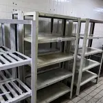 LOTE 009 - 02 ESTANTES DE CINCO PRATELEIRAS DE FERRO. (NO ESTADO, NÃO SABEMOS SE FUNCIONA. LEILÃO NÃO TEM GARANTIA E NEM DEVOLUÇÃO).
