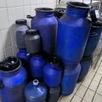 LOTE 014 - LEITEIRAS PLÁSTICAS DIVERSOS TAMANHOS E MODELOS. (NO ESTADO, NÃO SABEMOS SE FUNCIONA. LEILÃO NÃO TEM GARANTIA E NEM DEVOLUÇÃO).