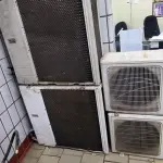 LOTE 021 - 4 CONDENSADORES DE AR CONDICIONADO. (NO ESTADO, NÃO SABEMOS SE FUNCIONA. LEILÃO NÃO TEM GARANTIA E NEM DEVOLUÇÃO).