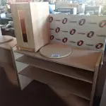 LOTE 370 - 01 RACK COM TAMPO GIRATÓRIO E 01 PORTA GABINETE EM MADEIRA. (NO ESTADO, LEILÃO NÃO TEM GARANTIA E NEM DEVOLUÇÃO, SUJEITO A POSSÍVEIS AVARIAS VISÍVEIS/OCULTAS E/OU AUSÊNCIA DE COMPONENTES).