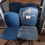 LOTE 380 - 04 CADEIRAS DE ESCRITÓRIO COM BASE GIRATÓRIA NA COR AZUL. (NO ESTADO, LEILÃO NÃO TEM GARANTIA E NEM DEVOLUÇÃO, SUJEITO A POSSÍVEIS AVARIAS VISÍVEIS/OCULTAS E/OU AUSÊNCIA DE COMPONENTES).
