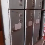 LOTE 408 - 01 ARMÁRIO ROUPEIRO EM AÇO INCOMPLETO. (NO ESTADO, LEILÃO NÃO TEM GARANTIA E NEM DEVOLUÇÃO, SUJEITO A POSSÍVEIS AVARIAS VISÍVEIS/OCULTAS E/OU AUSÊNCIA DE COMPONENTES).