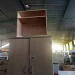 LOTE 369 - 01 ARMÁRIO ALTO COM 02 PRATELEIRAS E 01 MESINHA EM MADEIRA. (NO ESTADO, LEILÃO NÃO TEM GARANTIA E NEM DEVOLUÇÃO, SUJEITO A POSSÍVEIS AVARIAS VISÍVEIS/OCULTAS E/OU AUSÊNCIA DE COMPONENTES).