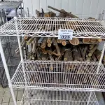 LOTE 025 - 2 ESTANTES FERRO TRELIÇADA C/ LENHA. (NO ESTADO, NÃO SABEMOS SE FUNCIONA. LEILÃO NÃO TEM GARANTIA E NEM DEVOLUÇÃO).