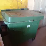 LOTE 439 - 01 LIXEIRA GRANDE DE PLÁSTICO. (NO ESTADO, LEILÃO NÃO TEM GARANTIA E NEM DEVOLUÇÃO, SUJEITO A POSSÍVEIS AVARIAS VISÍVEIS/OCULTAS E/OU AUSÊNCIA DE COMPONENTES).