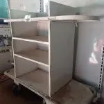 LOTE 390 - 01 EXPOSITOR EM AÇO COM RODINHAS. (NO ESTADO, LEILÃO NÃO TEM GARANTIA E NEM DEVOLUÇÃO, SUJEITO A POSSÍVEIS AVARIAS VISÍVEIS/OCULTAS E/OU AUSÊNCIA DE COMPONENTES).