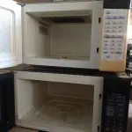 LOTE 334 - 02 MICRO-ONDAS MARCAS E MODELOS DIVERSOS COM AVARIAS. (NO ESTADO, LEILÃO NÃO TEM GARANTIA E NEM DEVOLUÇÃO, SUJEITO A POSSÍVEIS AVARIAS VISÍVEIS/OCULTAS E/OU AUSÊNCIA DE COMPONENTES).
