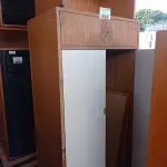 LOTE 464 - 01 ARMÁRIO EM MADEIRA COM 02 PORTAS, 03 PRATELEIRAS E 01 MESINHA PARA COMPUTADOR. (NO ESTADO, LEILÃO NÃO TEM GARANTIA E NEM DEVOLUÇÃO, SUJEITO A POSSÍVEIS AVARIAS VISÍVEIS/OCULTAS E/OU AUSÊNCIA DE COMPONENTES).