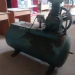 LOTE 404 - 01 COMPRESSOR DE AR COM AVARIAS. (NO ESTADO, LEILÃO NÃO TEM GARANTIA E NEM DEVOLUÇÃO, SUJEITO A POSSÍVEIS AVARIAS VISÍVEIS/OCULTAS E/OU AUSÊNCIA DE COMPONENTES).