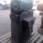 LOTE 447 - 01 ESMERIL INDUSTRIAL EM FERRO FUNDIDO. (NO ESTADO, LEILÃO NÃO TEM GARANTIA E NEM DEVOLUÇÃO, SUJEITO A POSSÍVEIS AVARIAS VISÍVEIS/OCULTAS E/OU AUSÊNCIA DE COMPONENTES).