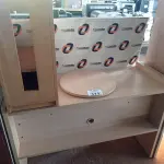 LOTE 371 - 01 RACK COM TAMPO GIRATÓRIO E 01 PORTA GABINETE EM MADEIRA. (NO ESTADO, LEILÃO NÃO TEM GARANTIA E NEM DEVOLUÇÃO, SUJEITO A POSSÍVEIS AVARIAS VISÍVEIS/OCULTAS E/OU AUSÊNCIA DE COMPONENTES).