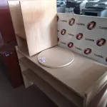 LOTE 376 - 01 RACK COM TAMPO GIRATÓRIO E 01 PORTA GABINETE EM MADEIRA. (NO ESTADO, LEILÃO NÃO TEM GARANTIA E NEM DEVOLUÇÃO, SUJEITO A POSSÍVEIS AVARIAS VISÍVEIS/OCULTAS E/OU AUSÊNCIA DE COMPONENTES).