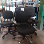 LOTE 247 - 04 CADEIRAS DE ESCRITÓRIO COM BASE GIRATÓRIA. (NO ESTADO, LEILÃO NÃO TEM GARANTIA E NEM DEVOLUÇÃO, SUJEITO A POSSÍVEIS AVARIAS VISÍVEIS/OCULTAS E/OU AUSÊNCIA DE COMPONENTES).
