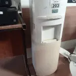 LOTE 203 - 01 BEBEDOURO PARA GARRAFÃO MARCA ESMALTEC 220V. (NO ESTADO, LEILÃO NÃO TEM GARANTIA E NEM DEVOLUÇÃO, SUJEITO A POSSÍVEIS AVARIAS VISÍVEIS/OCULTAS E/OU AUSÊNCIA DE COMPONENTES).