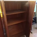LOTE 429 - 01 ARMÁRIO EM MADEIRA COM 02 PORTAS E 03 PRATELEIRAS. (NO ESTADO, LEILÃO NÃO TEM GARANTIA E NEM DEVOLUÇÃO, SUJEITO A POSSÍVEIS AVARIAS VISÍVEIS/OCULTAS E/OU AUSÊNCIA DE COMPONENTES).