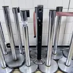 LOTE 012 - 09 SEPARADORES DE FILA E 01 CINZEIRO DE PÉ. (NO ESTADO, NÃO SABEMOS SE FUNCIONA. LEILÃO NÃO TEM GARANTIA E NEM DEVOLUÇÃO).