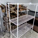LOTE 025 - 2 ESTANTES FERRO TRELIÇADA C/ LENHA. (NO ESTADO, NÃO SABEMOS SE FUNCIONA. LEILÃO NÃO TEM GARANTIA E NEM DEVOLUÇÃO).