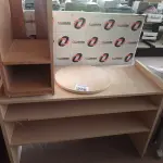 LOTE 376 - 01 RACK COM TAMPO GIRATÓRIO E 01 PORTA GABINETE EM MADEIRA. (NO ESTADO, LEILÃO NÃO TEM GARANTIA E NEM DEVOLUÇÃO, SUJEITO A POSSÍVEIS AVARIAS VISÍVEIS/OCULTAS E/OU AUSÊNCIA DE COMPONENTES).