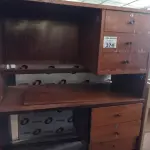 LOTE 374 - 02 MESAS EM MADEIRA COM 03 GAVETAS. (NO ESTADO, LEILÃO NÃO TEM GARANTIA E NEM DEVOLUÇÃO, SUJEITO A POSSÍVEIS AVARIAS VISÍVEIS/OCULTAS E/OU AUSÊNCIA DE COMPONENTES).