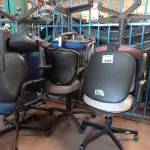 LOTE 299 - 01 LOTE COM VÁRIAS CADEIRAS DE ESCRITÓRIO COM BASE GIRATÓRIA. (NO ESTADO, LEILÃO NÃO TEM GARANTIA E NEM DEVOLUÇÃO, SUJEITO A POSSÍVEIS AVARIAS VISÍVEIS/OCULTAS E/OU AUSÊNCIA DE COMPONENTES).