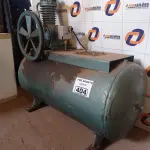 LOTE 404 - 01 COMPRESSOR DE AR COM AVARIAS. (NO ESTADO, LEILÃO NÃO TEM GARANTIA E NEM DEVOLUÇÃO, SUJEITO A POSSÍVEIS AVARIAS VISÍVEIS/OCULTAS E/OU AUSÊNCIA DE COMPONENTES).
